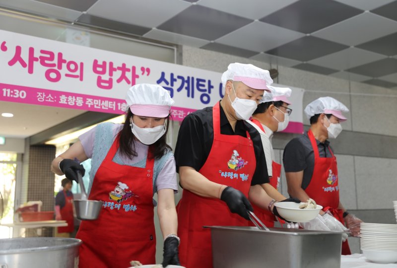 구자은 LS그룹 회장(왼쪽 두번째)이 5일 서울 효창동에서 진행된 '사랑의 밥차' 봉사활동에 참여해 독거노인에게 제공할 음식을 담고 있다. LS 제공