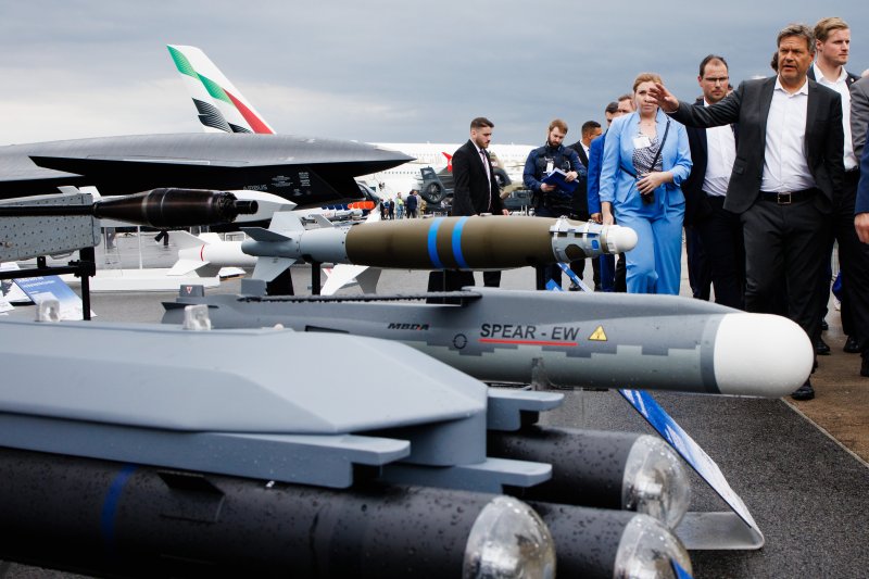 지난 5일 독일 베를린 쇠네펠트 국제공항에서 열린 세계 최대규모 항공우주 박람회 'ILA 베를린 에어쇼'에서 독일 로베르트 하베크 부총리 겸 경제기후보호부 장관(오른쪽 첫번째)이 전시품을 둘러보고 있다.EPA연합뉴스