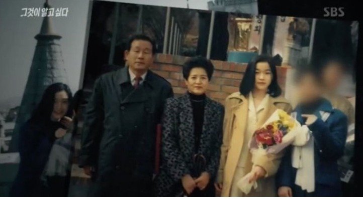막내딸 이윤희 씨(오른쪽) 고등학교 졸업을 축하하고 있는 아버지 이동세 씨, 어머니 송화자 씨. (SBS 갈무리) ⓒ 뉴스1