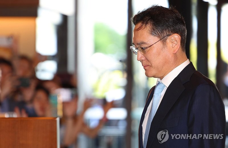 2024 삼성호암상 시상식 행사장 향하는 이재용 회장 2024 삼성호암상 시상식 행사장 향하는 이재용 회장 (서울=연합뉴스) 김도훈 기자 = 이재용 삼성전자 회장이 31일 오후 서울 중구 신라호텔에서 열린 2024 삼성호암상 시상식 참석을 위해 행사장으로 향하고 있다. 2024.5.31 superdoo82@yna.co.kr (끝)