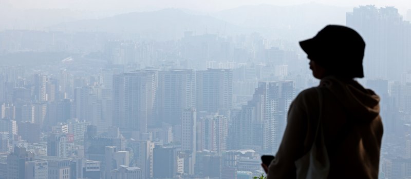 [서울=뉴시스] 김금보 기자 = 21일 서울 중구 남산에서 바라본 서울시내 아파트. 2024.05.01. kgb@newsis.com