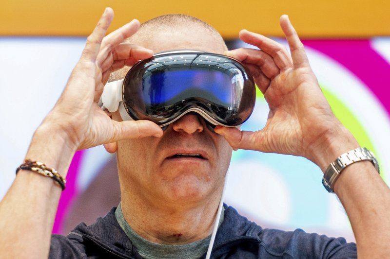 [캘리포니아=AP/뉴시스] 사진은 지난 2일(현지시간) 미국 캘리포니아 팔로 알토의 한 애플 매장에서 한 시민이 비전 프로를 착용해 보고 있는 모습. 2024.02.26.