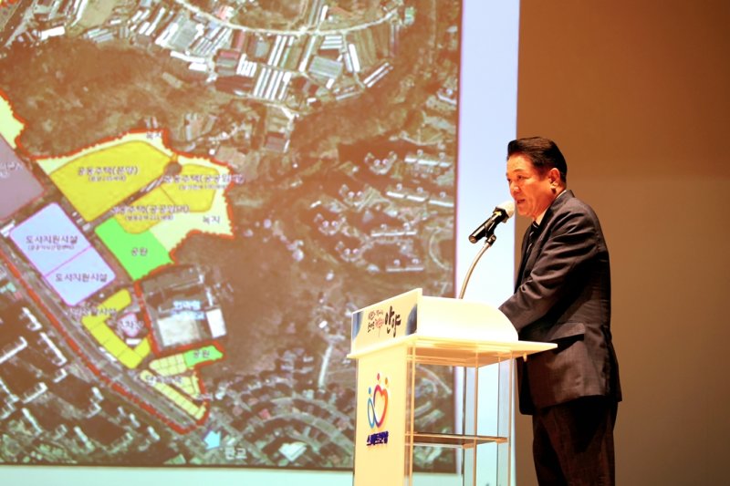 [안양=뉴시스] 최대호 안양시장이 5일 열린 월례조회에서 인덕원 주변 도시개발사업 구상을 밝히고 있다. (사진=안양시 제공). 2024.06.06. photo@newsis.com