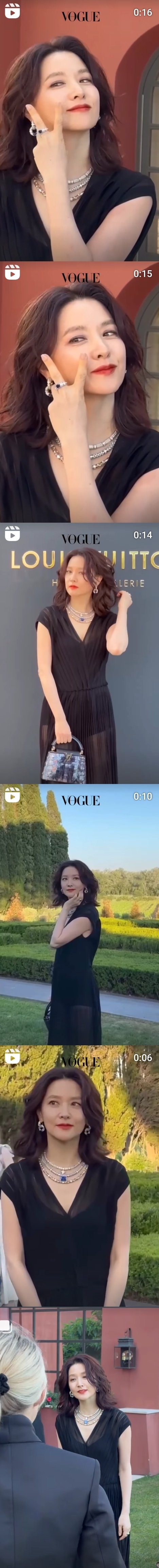 이영애, 강렬 레드립+고혹적 자태 '올블랙 여신'…독보적 고급 섹시미 [N샷]