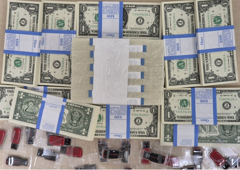 [서울=뉴시스] 추상철 기자 = 자유북한운동연합은 6일 새벽 경기 포천시에서 대북전당 등이 담긴 대형 애드벌룬을 북한에 띄어 보냈다고 밝혔다. (사진= 자유북한운동연합 제공) 2024.06.06. photo@newsis.com *재판매 및 DB 금지