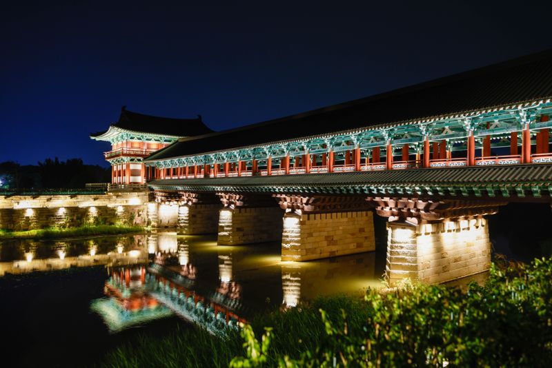 월정교 야경 / 한국관광공사 제공