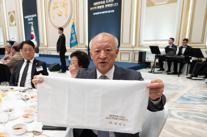 참석자 이름 새긴 냅킨..尹, 유공자·보훈가족 세심히 챙겨