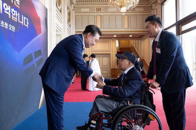 "자유로운 통일 대한민국"… 尹대통령 강력 대북 메시지[尹대통령, 현충일 추념식 참석]