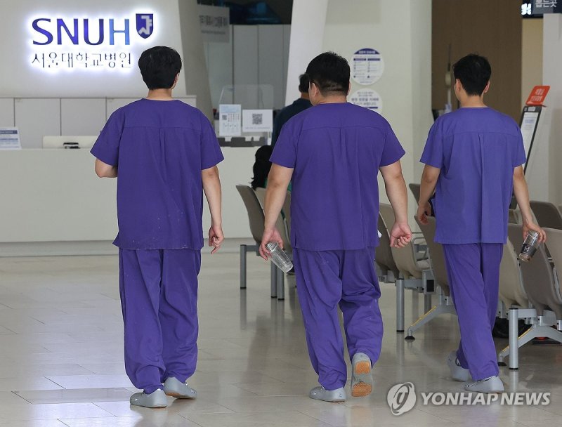 서울대병원에서 이동하는 의료진의 모습. 연합뉴스
