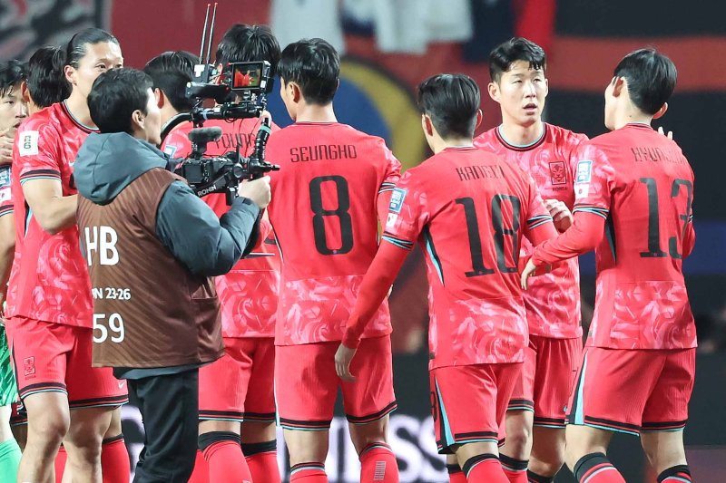 21일 오후 서울 마포구 서울월드컵경기장에서 열린 2026 북중미 월드컵 아시아지역 2차예선 C조 조별리그 3차전 대한민국과 태국과의 경기가 1대1 동점으로 끝난 뒤 대한민국 손흥민이 이강인을 비롯한 선수들과 인사를 나누고 있다. 2024.3.21/뉴스1 ⓒ News1 민경석 기자