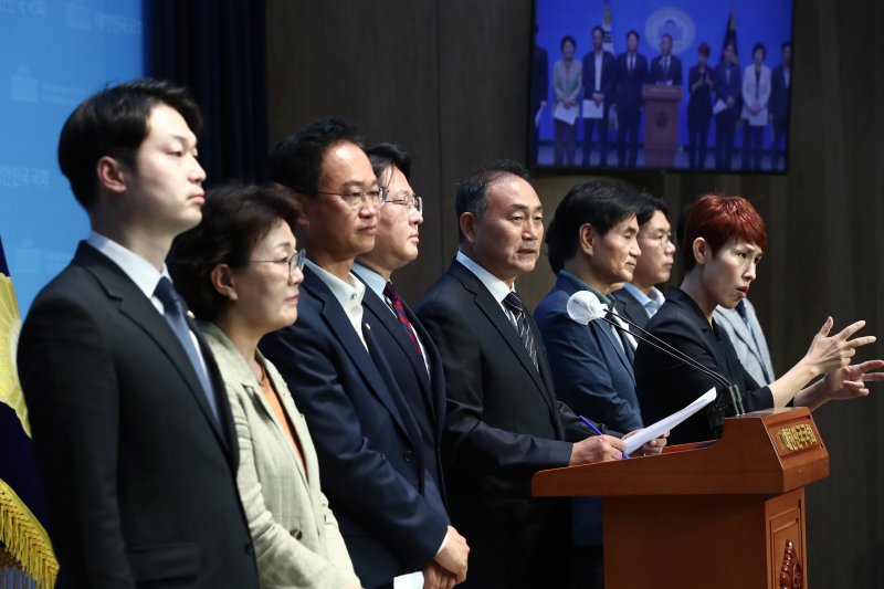 22대 국회 더불어민주당 산업통상자원중소벤처기업위원회 내정 의원들이 지난 7일 서울 여의도 국회 소통관에서 윤석열 대통령의 포항 영일만 석유,가스 매장 가능성 발표에 대해 입장을 밝히는 기자회견을 하고 있다. 뉴스1