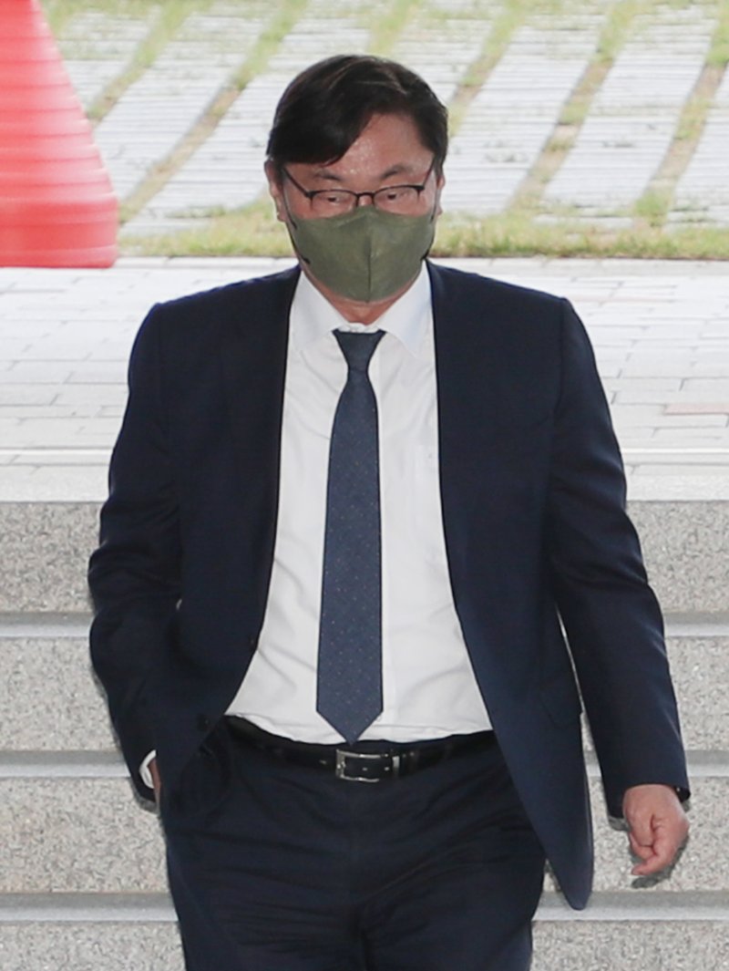 [수원=뉴시스] 김종택기자 = 쌍방울그룹 뇌물 의혹을 받는 이화영 킨텍스 대표이사(전 경기도 평화부지사)가 27일 오전 경기도 수원시 영통구 수원지방법원에서 열리는 영장실질심사에 출석하기 위해 수원지방검찰청 청사로 들어가고 있다. 2022.09.27. jtk@newsis.com