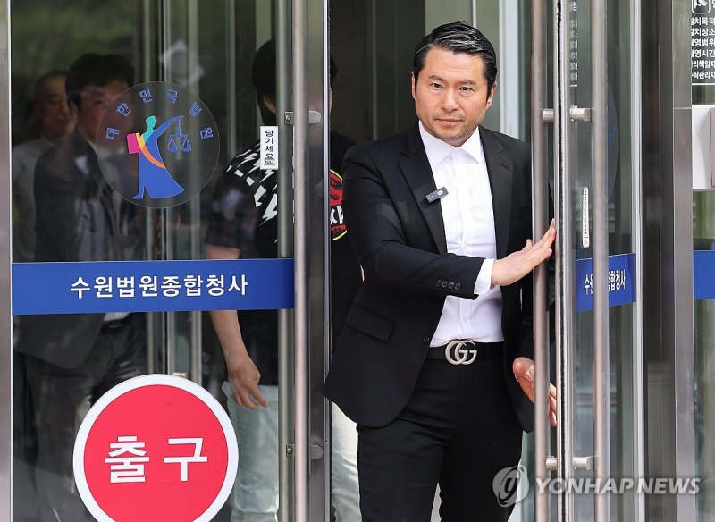 법원 나오는 이화영 전 부지사 측 김현철 변호사 법원 나오는 이화영 전 부지사 측 김현철 변호사 (수원=연합뉴스) 홍기원 기자 = 쌍방울 그룹의 800만 달러 대북송금 공모 및 억대 뇌물을 수수한 혐의 등으로 구속기소 된 이화영 전 경기도 평화부지사의 1심 선고 재판이 열린 7일 오후 경기도 수원시 영통구 수원지방법원 앞에서 이 전 부지사 측 김현철 변호사가 재판을 마치고 나오고 있다. 2024.6.7 xanadu@yna.co.kr (끝)