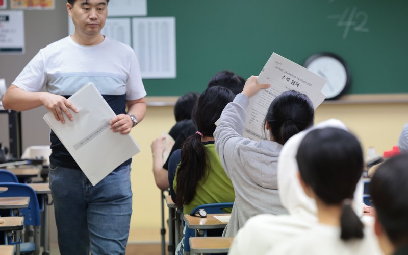 [서울=뉴시스] 정병혁 기자 = 2025학년도 대학수학능력시험 6월 모의평가가 열린 지난 4일 오전 서울 양천구 목동 종로학원에서 수험생들이 2교시 수학 시험지를 받고 있다.(공동취재) 2024.06.04. photo@newsis.com