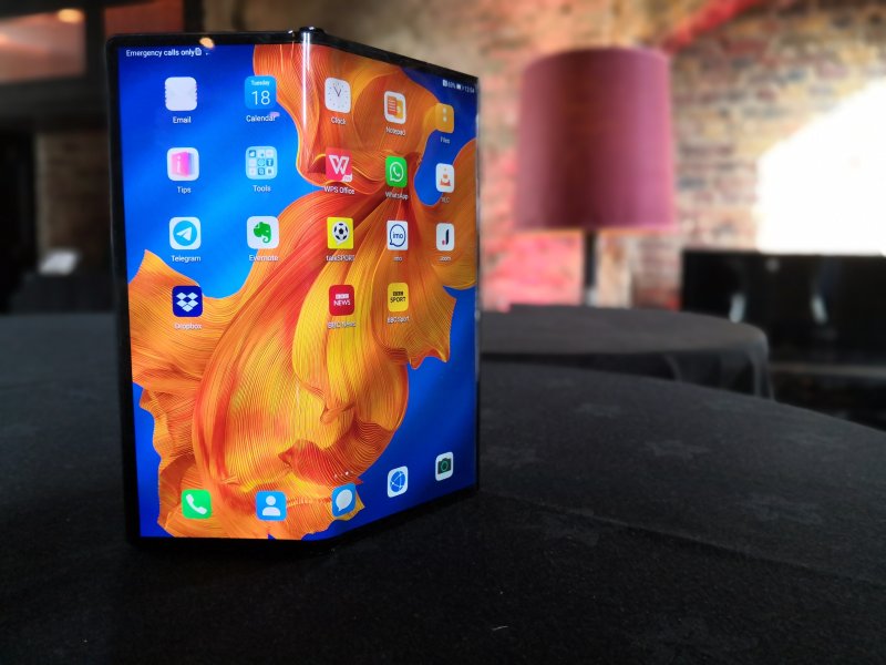 [런던=AP/뉴시스] 중국 화웨이가 이달 18일(현지시간) 영국 런던에서 열린 프레스 프리뷰에서 공개한 자사의 두 번째 폴더블 스마트폰 메이트Xs의 모습. 2020.02.26.