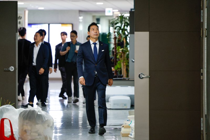 이정헌 더불어민주당 의원이 제22대 국회 개원 첫날인 30일 오후 서울 여의도 국회의원회관에서 의원실로 향하고 있다. 2024.5.30/뉴스1 ⓒ News1 안은나 기자