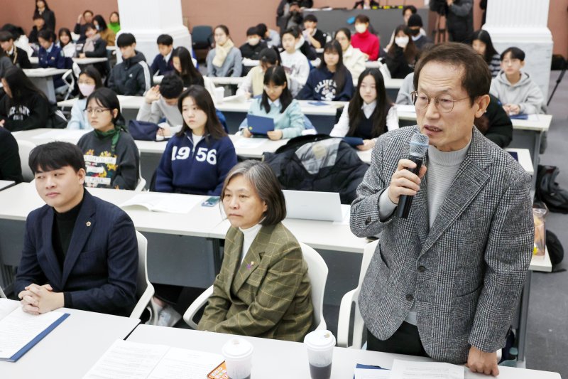 조희연 서울시교육감이 1월 26일 오전 서울 중구 서울시청 시민청에서 열린 '제9회 서울시 학생인권의 날 기념식'에 참석해 학생인권조례를 낭독하고 있다. /뉴스1 ⓒ News1 민경석 기자