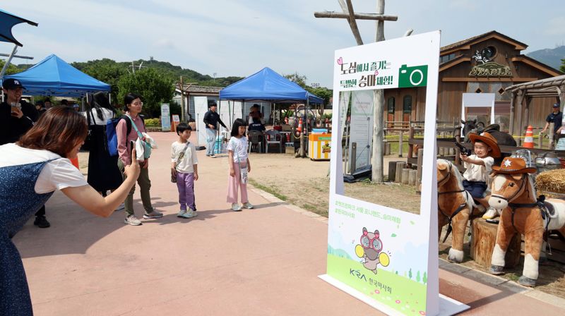 9일 경기도 과천시 렛츠런파크 서울 포니랜드를 찾은 어린이들이 '말 복지에 관한 프로그램'을 체험하고 있다. 사진=박범준 기자