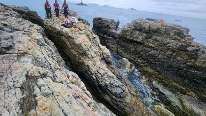 [통영=뉴시스] 신정철 기자= 통영해양경찰서는 지난 9일 오전 9시 44분께 통영시 산양읍 외부지도 갯바위에서 실종된 낚시객 중 아직 발견되지 않은 1명에 대해 가용한 모든 세력을 이용하여 수색중이다.사진은 통영해경의 갯바위 수색 모습.(사진=통영해경 제공).2024.06.10. photo@newsis.com *재판매 및 DB 금지