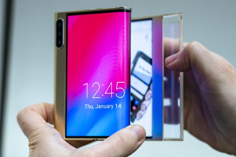 [바르셀로나=AP/뉴시스] 2일(현지시간) 스페인 바르셀로나에서 열린 '모바일 월드 콩그레스(MWC) 2023' 삼성전자 전시관에서 한 방문객이 폴더블 스마트폰 '플렉스S' 시제품을 체험하고 있다. 2023.03.03.