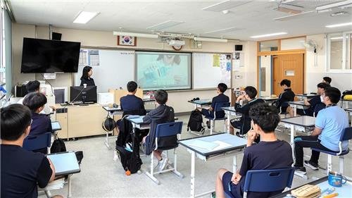 조식 지원을 받는 아동·청소년을 대상으로 구강 관리 교육이 진행되고 있다. 리스테린 제공