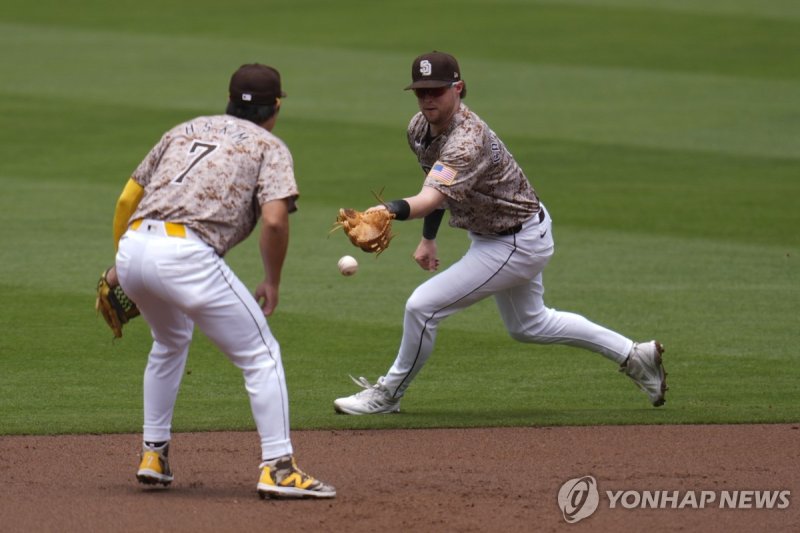 제이크 크로넨워스(오른쪽)의 수비를 지켜보는 유격수 김하성 San Diego Padres second baseman Jake Cronenworth, right, bobbles the ball off a single by Arizona Diamondbacks' Jake McCarthy as shortstop Ha-Seong Kim looks on during the first inning of a baseball game Sunday, June 9, 2024, in San Diego. (AP Photo/Gregory Bull)