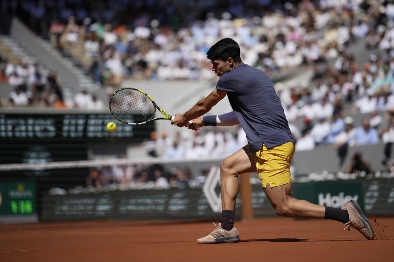 [파리=AP/뉴시스] 카를로스 알카라스(3위·스페인)가 7일(현지시각) 프랑스 파리 롤랑가로스 경기장에서 열린 프랑스 오픈 남자 단식 준결승에서 얀니크 신네르(2위·이탈리아)와 경기하고 있다. 알카라스가 4시간 9분의 풀세트 접전 끝에 3-2(2-6 6-3 3-6 6-4 6-3)로 이기고 결승에 올라 알렉산더 츠베레프(4위·독일)와 패권을 다툰다. 2024.06.08.