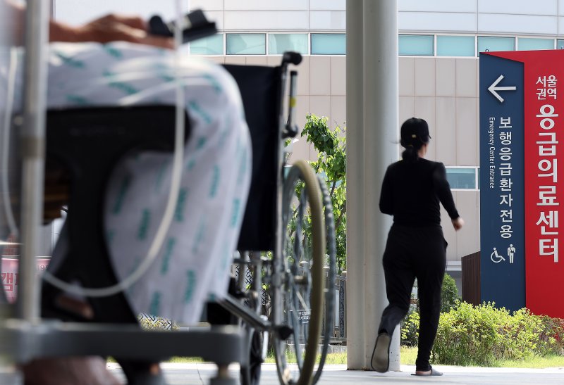 서울 시내 한 대학병원에서 환자와 보호자가 오가고 있다. 뉴스1