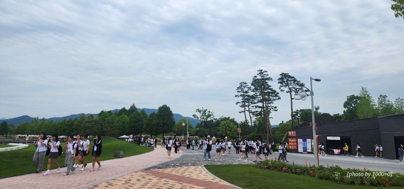 전남 순천시는 '우주인도 놀러오는 순천'을 주제로 '보는 정원'에서 '즐기는 정원'으로 변화를 꾀한 순천만국가정원이 학교 및 기관의 체험학습 방문지로 큰 인기를 끌고 있다고 10일 밝혔다. 순천시 제공