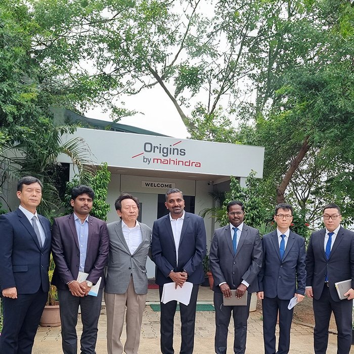 [사진=뉴시스] 올해 초 인도를 방문한 정몽석 현대종합금속 회장(왼쪽 셋째)이 현지 관계자와 기념촬영을 하고 있다. (사진=마힌드라월드시티 제공) 2024.0610 photo@newsis.com *재판매 및 DB 금지