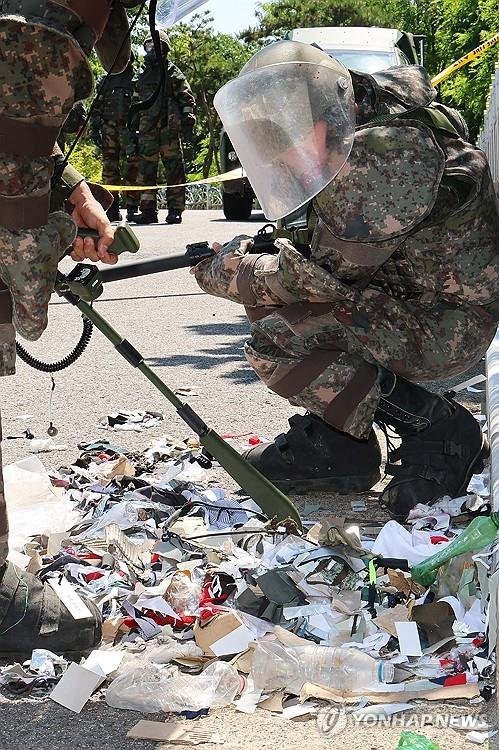 지난 2일 오전 인천 중구 전동 인천기상대 앞에 떨어진 북한 오물 풍선 잔해를 군 장병들이 지뢰 탐지기로 확인하고 있다. /사진=연합뉴스