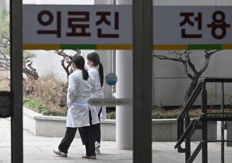 정부 "개원의 전체 휴진 불가..의협은 공정거래법 위반 검토"