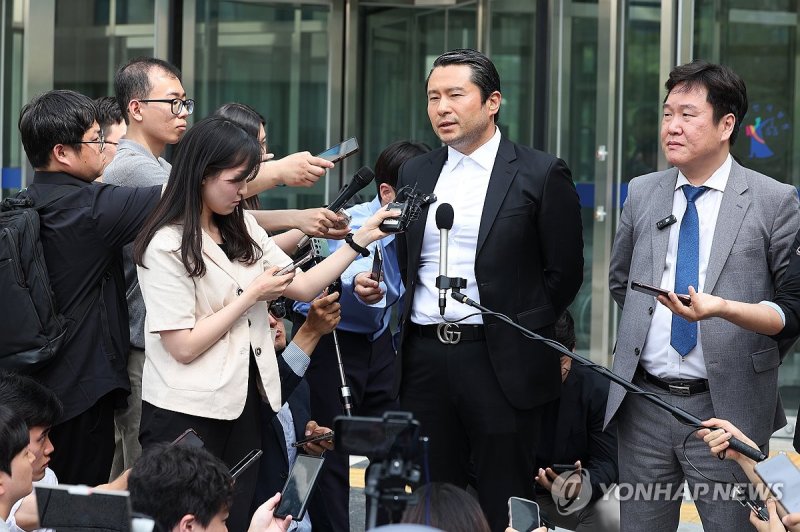 질문에 답하는 이화영 전 부지사 측 김현철 변호사 질문에 답하는 이화영 전 부지사 측 김현철 변호사 (수원=연합뉴스) 홍기원 기자 = 쌍방울 그룹의 800만 달러 대북송금 공모 및 억대 뇌물을 수수한 혐의 등으로 구속기소 된 이화영 전 경기도 평화부지사의 1심 선고 재판이 열린 7일 오후 경기도 수원시 영통구 수원지방법원 앞에서 이 전 부지사 측 김현철 변호사가 재판을 마치고 나와 취재진 질문에 답하고 있다. 2024.6.7 xanadu@yna.co.kr (끝)