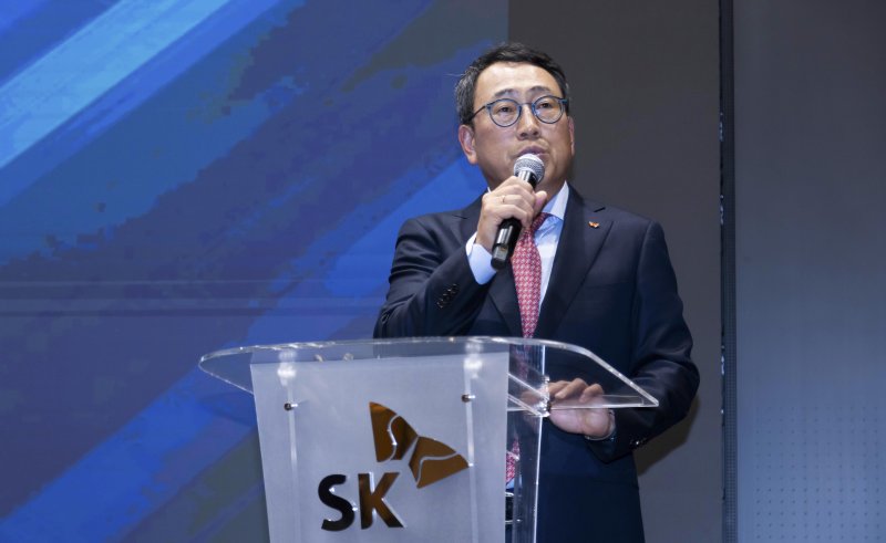 유영상 SKT CEO가 지난달 10일 서울 중구 SKT 본사에서 열린 'IEEE 마일스톤' 수여식에서 환영사를 하고 있다. SKT 제공