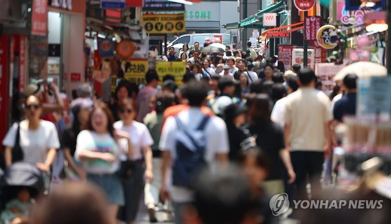 한국은행은 지난 5일 1분기 실질 국내총생산(GDP) 성장률이 1.3%로 집계됐다고 발표했다. 5일 서울 명동 거리 모습. /사진=연합뉴스