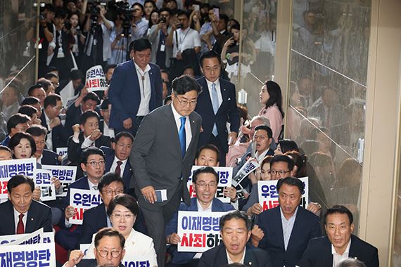 농성중인 與의원들 사이로 지나가는 野 박찬대 원내대표박찬대 더불어민주당 원내대표가 10일 오후 국회의장실을 항의 방문한 국민의힘 의원들 사이를 뚫고 의장실로 들어가고 있다. 연합뉴스