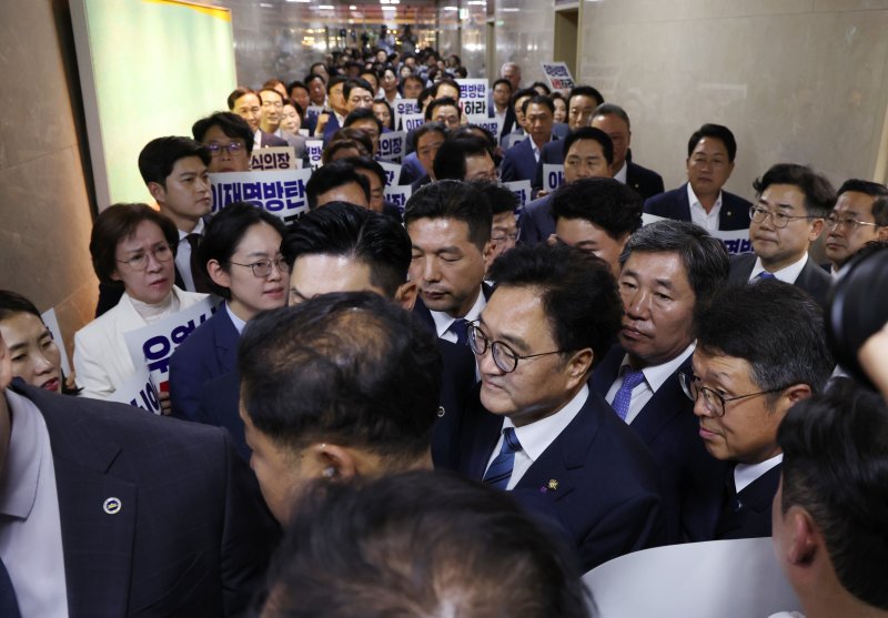 우원식 국회 의장이 10일 서울 여의도 국회 의장실에서 여야 원내대표 회동 후 농성하는 국민의힘 의원들을 지나 본회의장을 향하고 있다. 사진=뉴시스화상