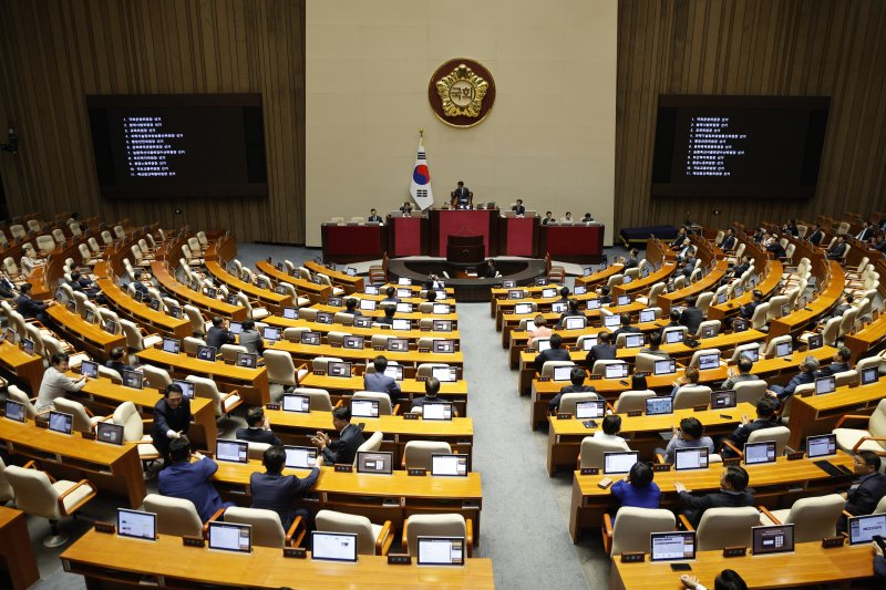 우원식 국회의장이 10일 오후 서울 여의도 국회에서 열린 제415회국회(임시회) 제2차 본회의에서 표결 결과를 발표하고 있다. 뉴스1