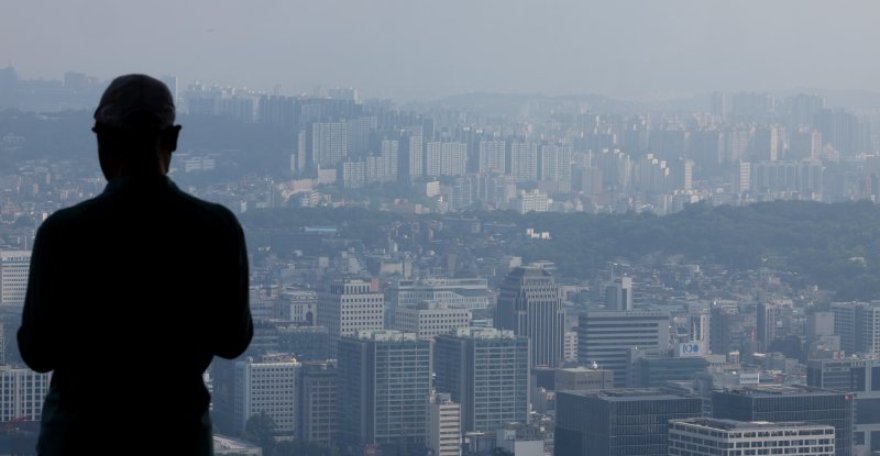 [서울=뉴시스] 김금보 기자 = 21일 서울 중구 남산에서 바라본 서울시내 아파트.소비 심리가 5개월 만에 비관적으로 조사됐다. 반면 최근 일부 서울 아파트 실거래가 반등하며 1년 후 주택 가격에 대한 소비자들의 전망은 2달 연속 낙관적인 것으로 나타났다.21일 한국은행이 발표한 '5월 소비자동향조사'에 따르면 소비심리지수(CCSI)는 98.4로 전월 대비 2.3포인트 낮아졌다. 지난해 12월(99.7) 이후 5개월 만에 100 미만이다. 주택가격전망CSI는 101로 전월과 같았다. 주택가격 전망은 지난달 101로 지난해 11월(1