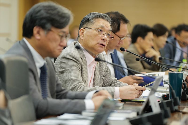 지난 10일 경남 진주 한국토지주택공사(LH) 본사에서 열린 '공공주택 공급 촉진 점검회의'에서 이한준 LH 사장(왼쪽 두번째)이 발언하고 있다. LH 제공