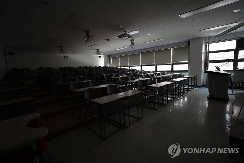 의대생도 교수도 없는 텅 빈 한림대 의대 교실 의대생도 교수도 없는 텅 빈 교실 (춘천=연합뉴스) 강태현 기자 = 정부의 의대 증원 정책에 반발한 의대생들이 수업 거부를 이어가고 있는 가운데 15일 오전 강원 춘천시 한림대학교 의과대학 강의실에 적막감이 감돌고 있다. 최근 한림대 의대 본과 1학년 83명은 해부신경생물학교실의 한 주임교수로부터 "학칙에 의거, 수업일수 미달로 인한 FA 유급임을 통지한다"는 통보를 받았다. 2024.3.15 taetae@yna.co.kr (끝)