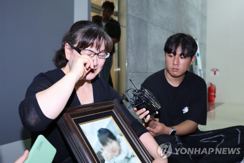 눈물 흘리는 피해자 어머니 눈물 흘리는 피해자 어머니 (서울=연합뉴스) 신현우 기자 = 권경애 변호사의 재판 불출석으로 소송에서 진 학교폭력 피해자 유족 이기철 씨가 19일 오후 권 변호사에 대한 징계위원회가 열리는 서울 서초구 대한변호사협회 회관에서 징계위원을 기다리며 눈물을 흘리고 있다. 2023.6.19 nowwego@yna.co.kr (끝)