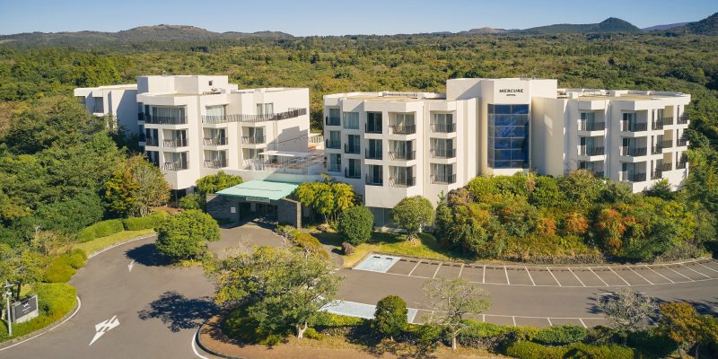 아코르앰버서더 코리아가 제주에 처음 도입한 머큐어앰버서더제주호텔은 넓은 객실과 풀장, 골프연습장 등을 갖추고 있다. ⓒ테디밸리골프앤리조트 *재판매 및 DB 금지