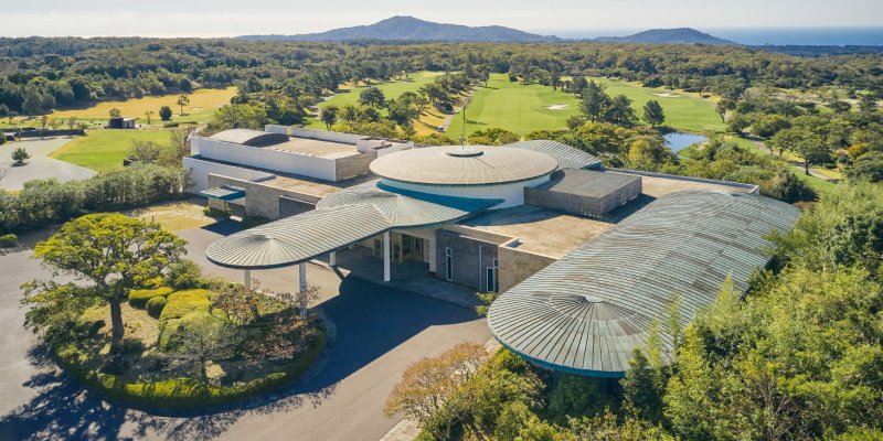 머큐어앰버서더제주호텔 남쪽으로는 푸른 잔디와 야자수가 어우러진 테디밸리골프장이 펼쳐진다. ⓒ테디밸리골프앤리조트 *재판매 및 DB 금지