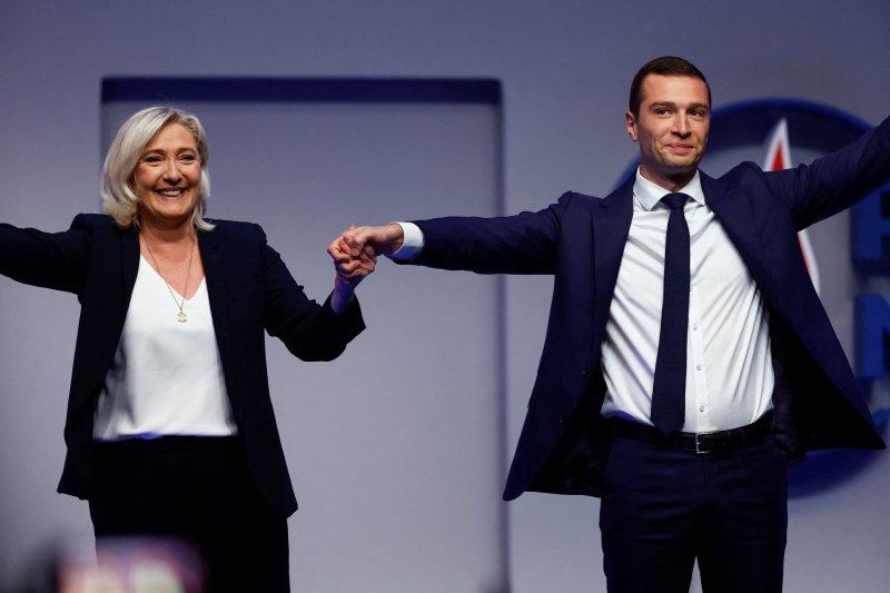 2022년 11월 프랑스 파리에서 열린 국민연합 전당대회에서 당대표로 선출된 조르당 바르델라(오른쪽)가 전임 당대표이자 대선 후보였던 마린 르펜의 손을 잡고 있다. 뉴스1