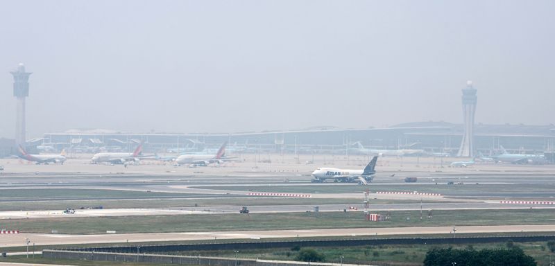 11일 인천공항 활주로에서 정비 관계자들이 타이어 파열로 멈춰 선 아틀라스 항공 화물기를 살펴보고 있다. 사진=박범준 기자