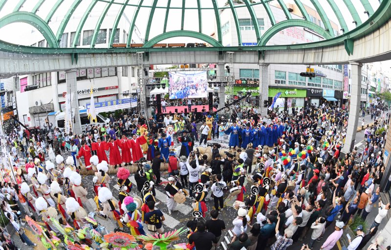 2000명 맞붙어 힘겨루기 장관.. 울산 태화강 마두희 축제 14일 개막