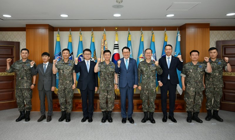 우리금융, 계룡대서 ‘우리 히어로’ 지원금 전달식 개최