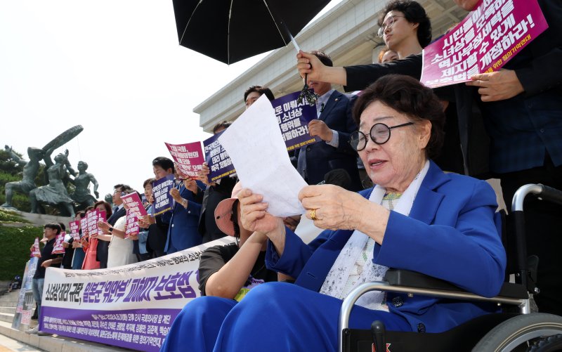 일본군 '위안부' 피해자 이용수씨가 지난달 11일 오후 서울 여의도 국회 본관 앞 계단에서 더불어민주당, 조국혁신당, 기본소득당, 사회민주당 의원들과 정의기억연대 공동주최로 열린 소녀상 테러 규탄, 일본군 위안부 피해자 보호법 개정 촉구 기자회견에서 발언하고 있다. 뉴시스 제공