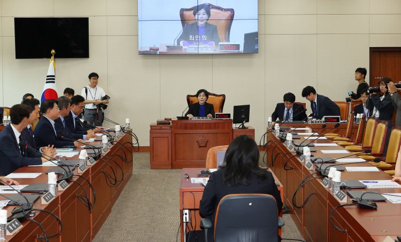 최민희 과학기술정보방송통신위원회 위원장이 지난 11일 오후 서울 여의도 국회에서 간사 선출을 위한 과학기술정보방송통신위원회 전체회의를 주재하고 있다. 연합뉴스